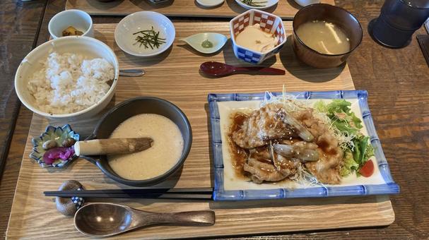 豚肉生姜焼きと麦とろ汁定食 豚肉生姜焼きと麦とろ汁定食 食事,豚肉,生姜焼きの写真素材