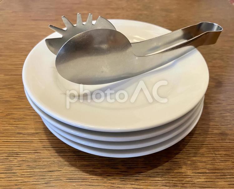 お皿に乗ったトング 皿,トング,食器の写真素材