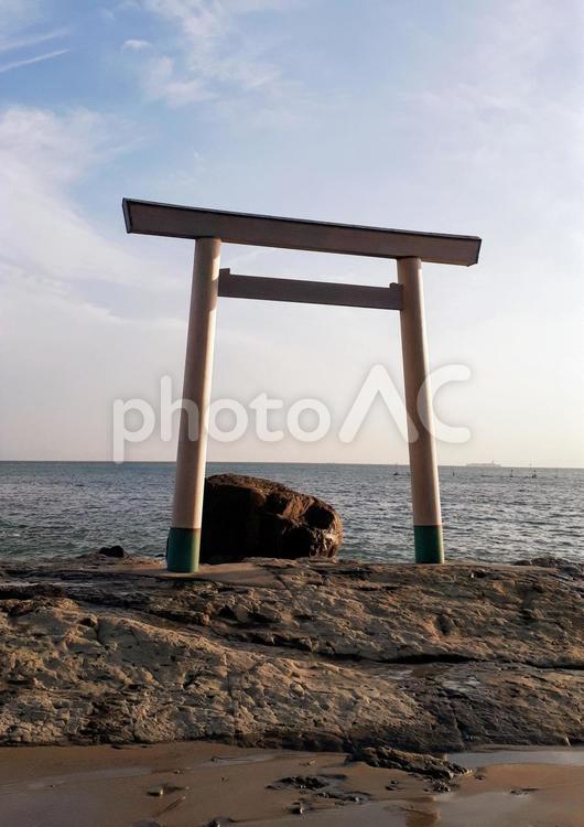 夕暮れ 鳥居,海,夕暮れの写真素材