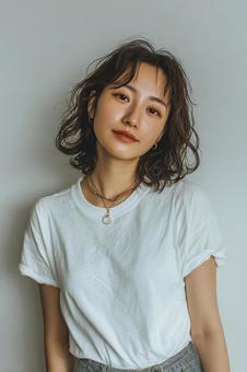 ナチュラルな笑顔の女性 ナチュラルな笑顔の女性の写真