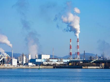 海から見た工場の風景 海から見た工場の風景 工場,風景,煙突の写真素材