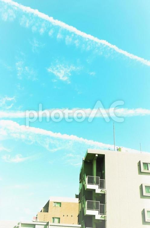 住宅街のマンションと青空と飛行機雲 マンション,住宅地,ビルの写真素材