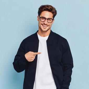 指差しポーズの若い男性 指差しポーズの若い男性の写真