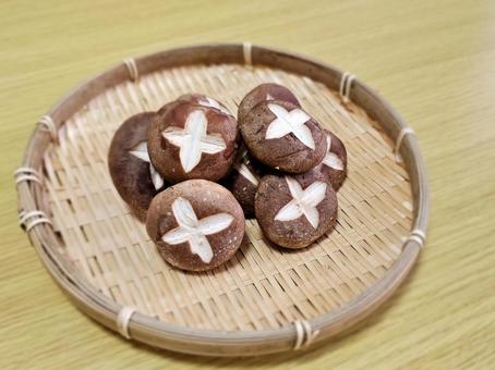 椎茸飾り切り(斜め) 椎茸飾り切り(斜め)の写真