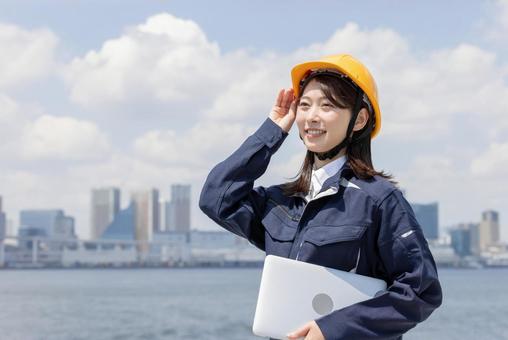 作業服を着た若い女性 作業服を着た若い女性の写真