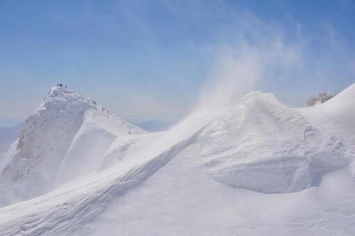 冬の谷川岳山頂と雪煙 雪煙,雪山,強風の写真素材