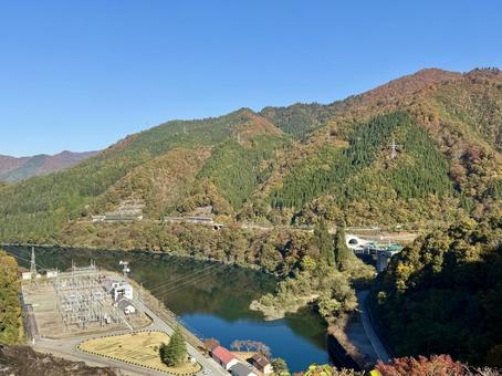 秋の福井県の九頭竜ダム　紅葉に色づく湖 秋,晩秋,九頭竜ダムの写真素材