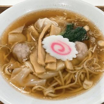 町中華のワンタンメン 町中華のワンタンメンの写真