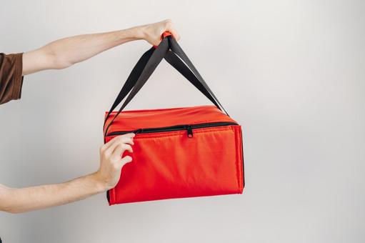 保温ピザバッグを持っている男性 配達,フードデリバリー,テイクアウトの写真素材