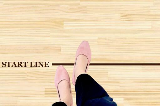 スタートラインに立つ女性の足 スタート,スタートライン,女性の写真素材