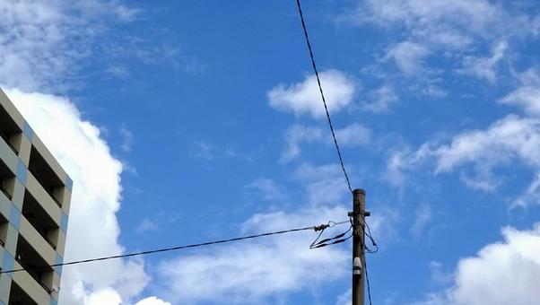 電線と青空の交差 空,青空,雲の写真素材