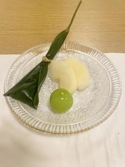 ガラス皿に盛られた和菓子と季節の果物 ガラス皿に盛られた和菓子と季節の果物 和菓子,デザート,スイーツの写真素材