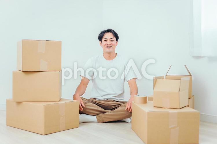 荷造りする男性（笑顔） 荷造り,引越し,ダンボールの写真素材