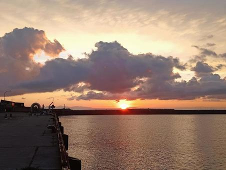 夜明け 夜明け,朝焼け,海の写真素材