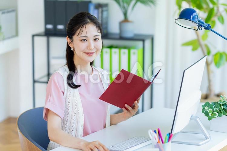 オフィスで働くビジネスウーマン ビジネスウーマン,笑顔,キャリアウーマンの写真素材