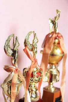 女神が祝杯をあげるトロフィーD トロフィー,女神,金の写真素材