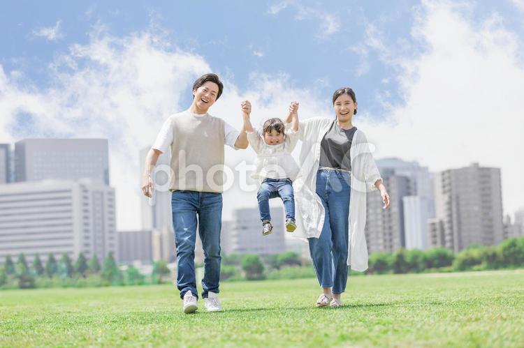 手を繋いで屋外を散歩する親子 家族,ファミリー,楽しそうの写真素材