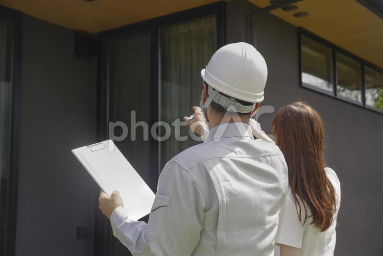 住宅の打ち合わせをする建築業者と女性 住宅,家,マイホームの写真素材