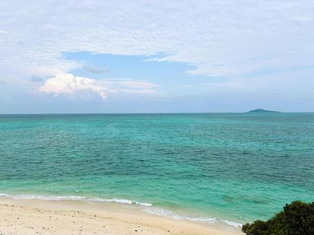 美しいターコイズブルーの宮古島の海の風景 美しいターコイズブルーの宮古島の海の風景 宮古島,海,ビーチの写真素材