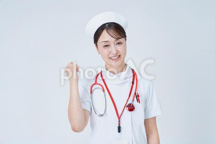 応援のポーズをする医療スタッフの女性 安心,白衣,信頼の写真素材