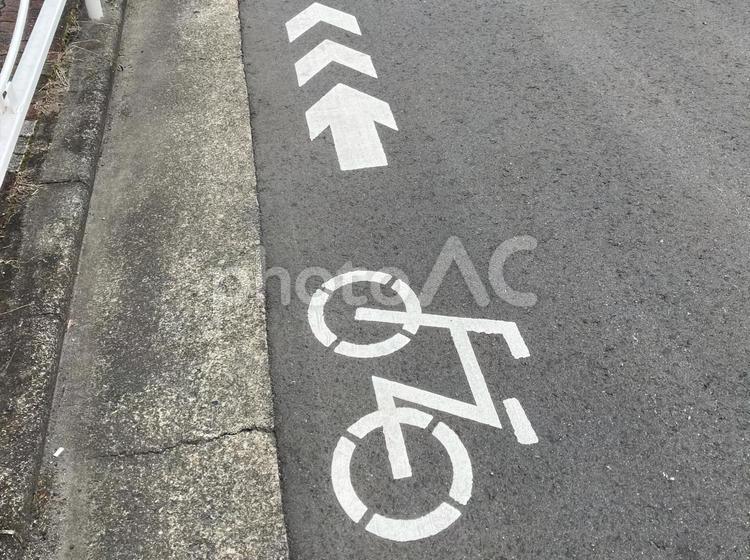 道路標識(自転車) 道路標識,自転車,アスファルトの写真素材