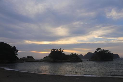 堂ヶ島の向こうに綺麗な夕陽 堂ヶ島の向こうに綺麗な夕陽 綺麗な夕陽,堂ヶ島,島の向こうにの写真素材