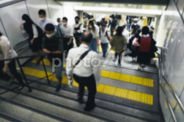 地下鉄を利用する人々 ビジネスイメージ ビジネスマン,サラリーマン,ぼかしの写真素材