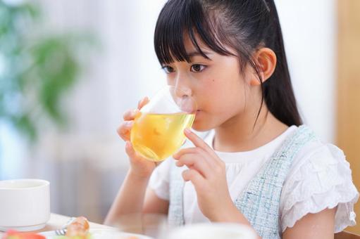 朝の光の中で飲み物をとる女の子 女の子,コップ,飲み物の写真素材