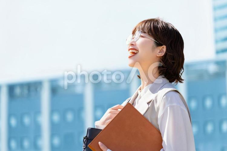 屋外を歩く笑顔の女性・ビジネスウーマン 女性,歩く,夏の写真素材