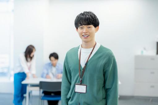 オフィスで働くビジネスパーソン ビジネスマン,笑顔,若いの写真素材