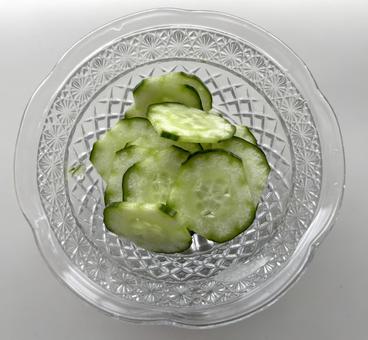ガラスの器に入ったきゅうりの輪切り ガラスの器に入ったきゅうりの輪切り ガラス,器,シャキシャキの写真素材