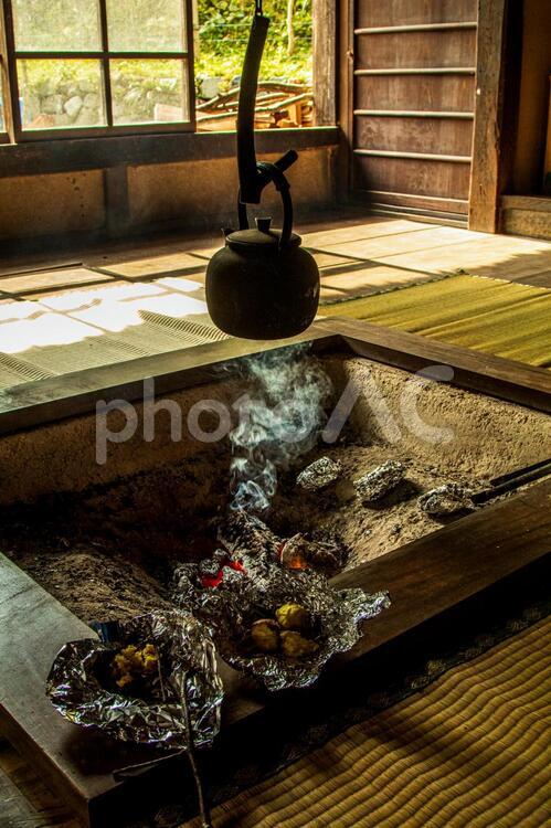 囲炉裏のある風景 囲炉裏,いろり,焼き芋の写真素材