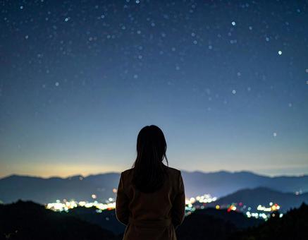 空を見る女性 空を見る女性の写真