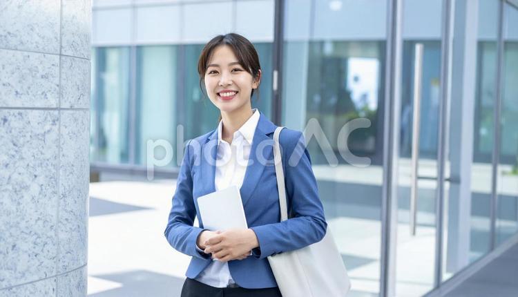 活き活き働く笑顔のビジネスウーマン 笑顔,日本人,女性の写真素材