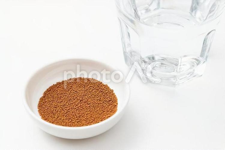 白背景に葛根顆粒と水 葛根湯,漢方薬,薬の写真素材