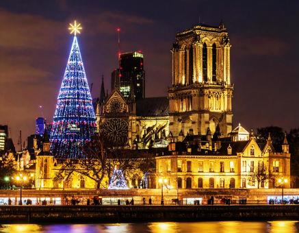 クリスマスイルミネーションの夜の街 クリスマスイルミネーションの夜の街の写真