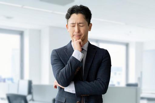 考えごとをする男性ビジネスマン 男性,考える,悩むの写真素材
