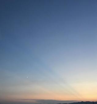 夕焼けと光芒 夕焼けと光芒の写真