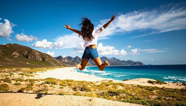 砂浜をジャンプする女性の足 砂浜をジャンプする女性の足の写真