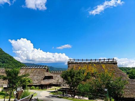 夏空に映える茅葺きの里 夏空に映える茅葺きの里 西湖いやしの里根場,山梨,茅葺屋根の写真素材