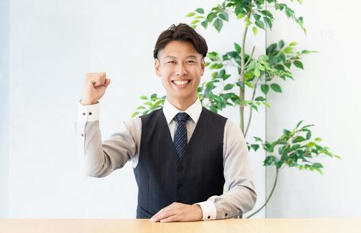 ガッツポーズをする笑顔の男性ビジネスマン ガッツポーズをする笑顔の男性ビジネスマン 男性,ガッツポーズ,応援の写真素材