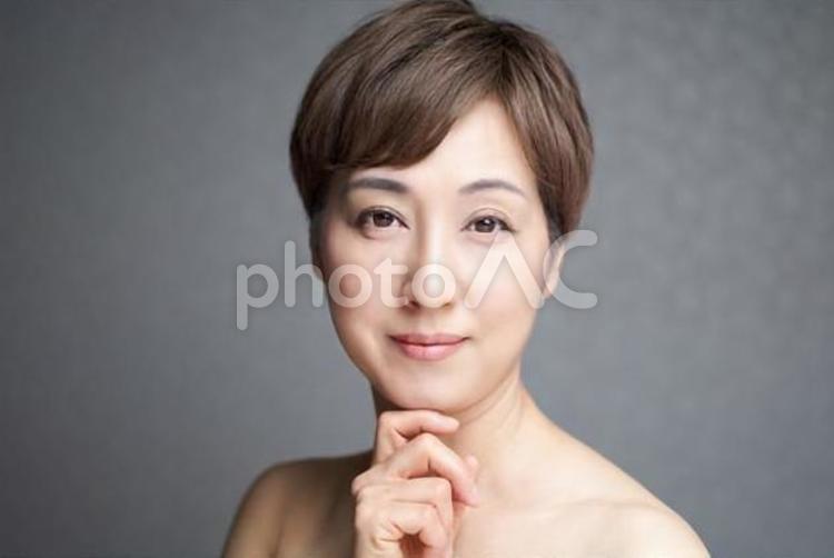 カメラ目線で顎に手を当てる日本人女性 美容,女性,アジア人の写真素材