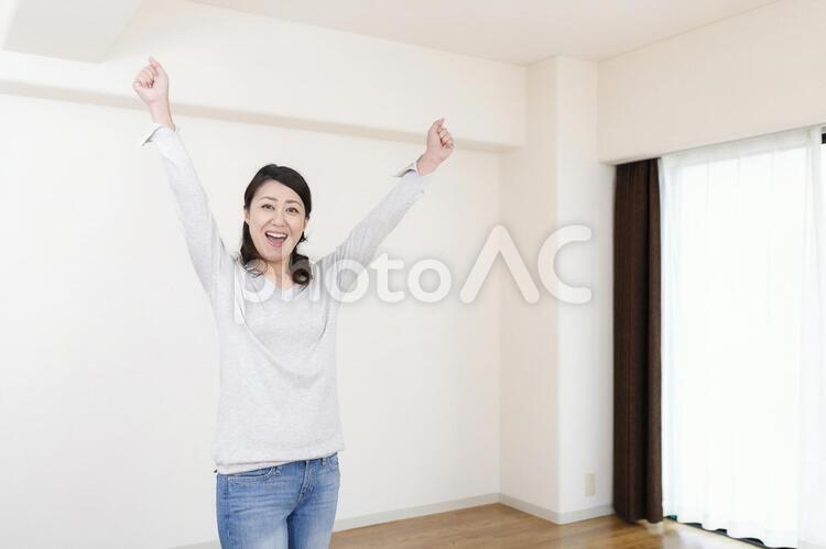 女性と住宅イメージ 住宅,家,建築の写真素材