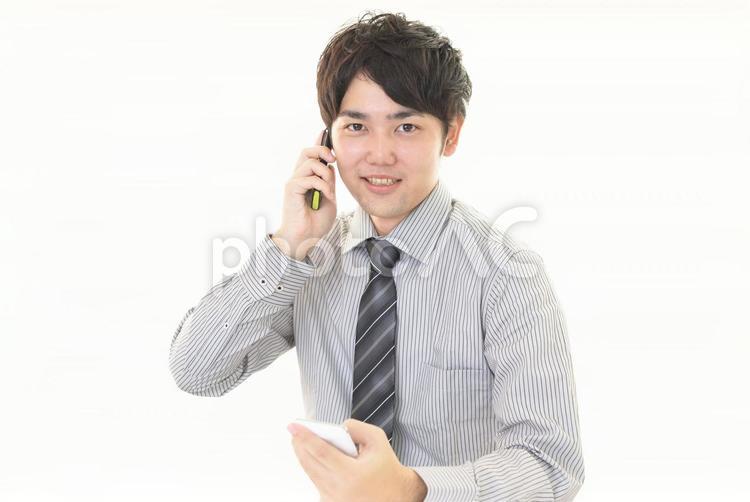 ビジネスマン　スマートフォン　アイフォン スマホ,ビジネスマン,スマートフォンの写真素材