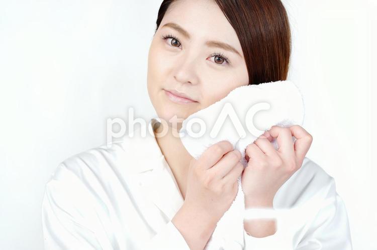タオルで顔をふく日本人女性2 女性,洗顔,タオルの写真素材