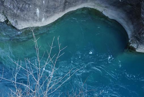冬の自然 川の青い水 冬の自然 川の青い水 冬,自然,川の写真素材