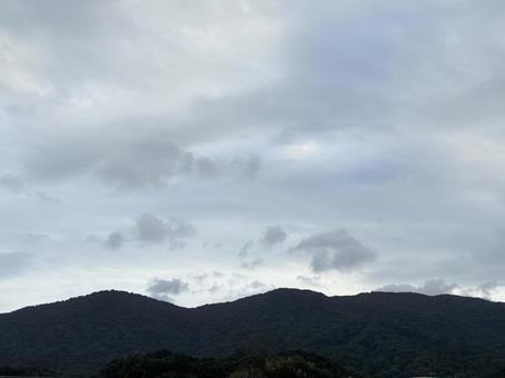 曇天に抱かれる山並み 山,雲,曇り空の写真素材