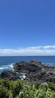 青空と水平線(海岸、タテ) 青空と水平線(海岸、タテ) 青空,空,雲の写真素材