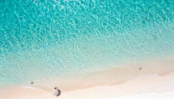 夏のきれいな海と砂浜 夏のきれいな海と砂浜の写真