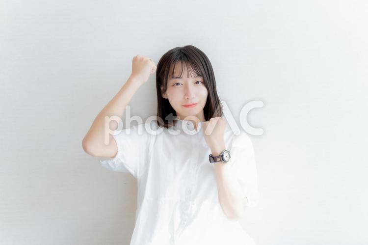 両腕を上げて応援する女性 女性,1人,応援の写真素材
